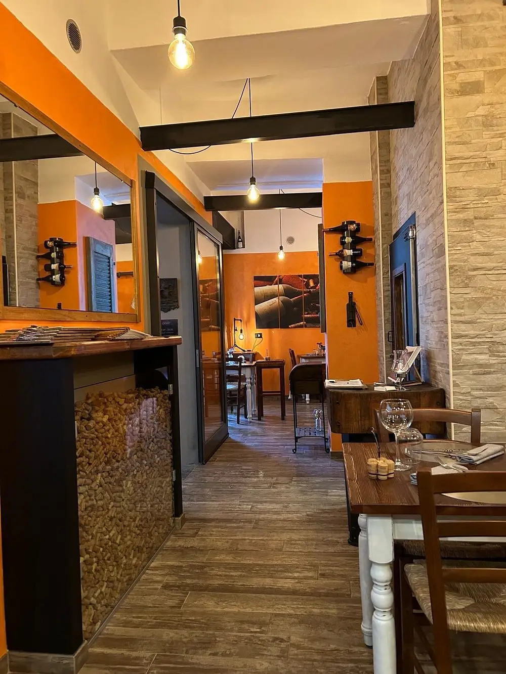 Il banco storico dell'osteria con i pilastri in pietra