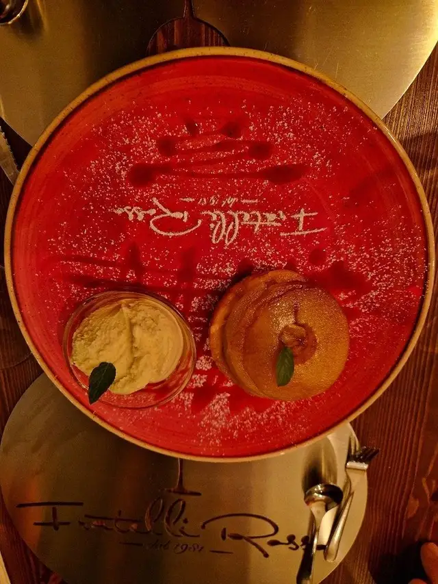 Tatin sul piatto rosso