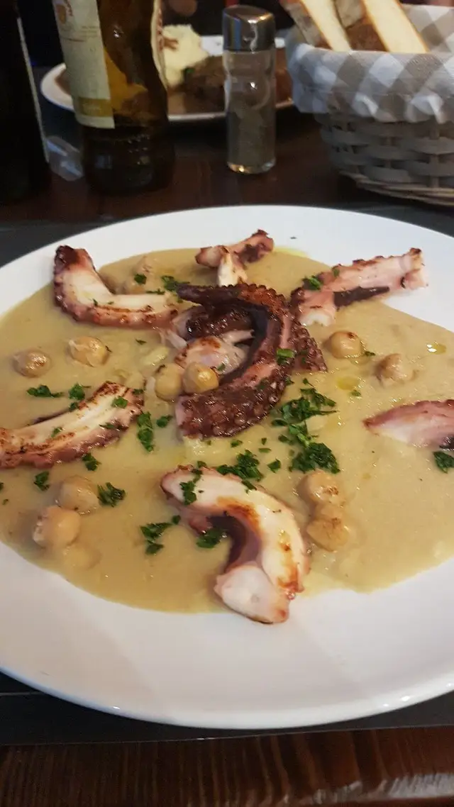 Polpo su crema di ceci