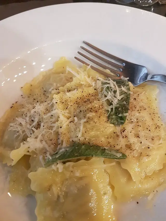 Ravioli burro e salvia