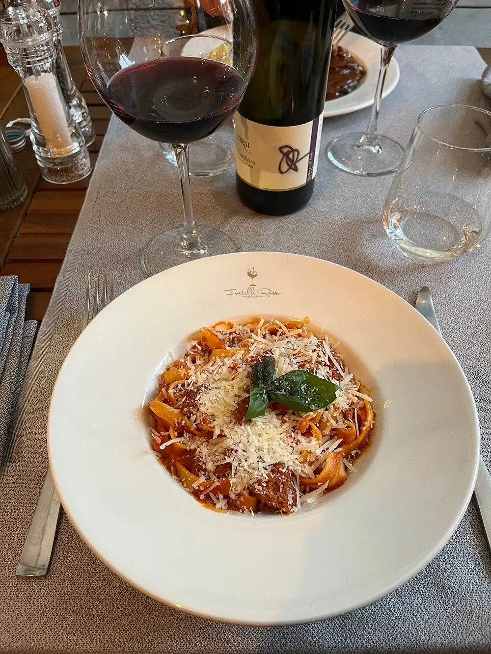 Tagliatelle al ragù e calice di vino rosso da Fratelli Rosso