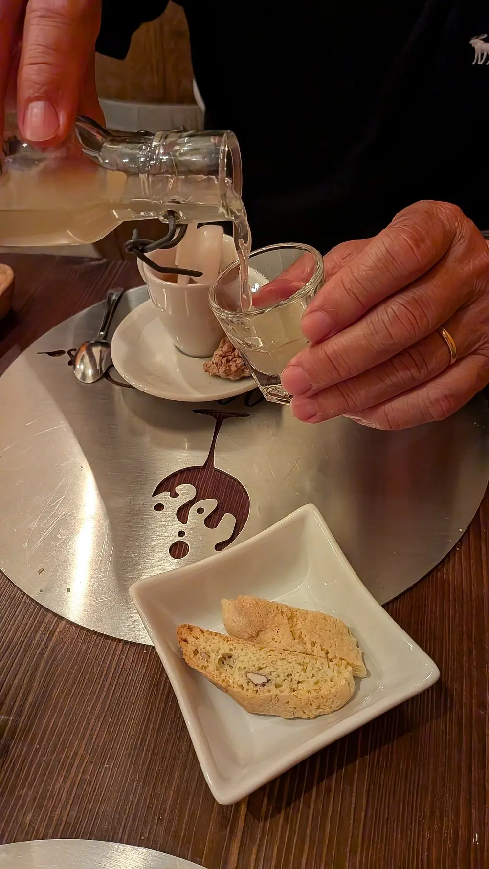 Il liquore della casa versato con i cantucci