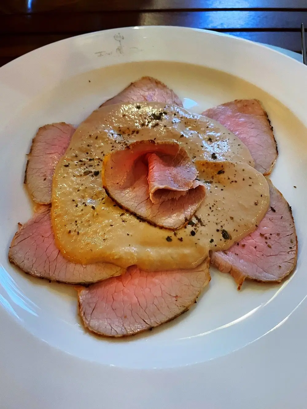 Vitello tonnato su piatto firmato Fratelli Rosso